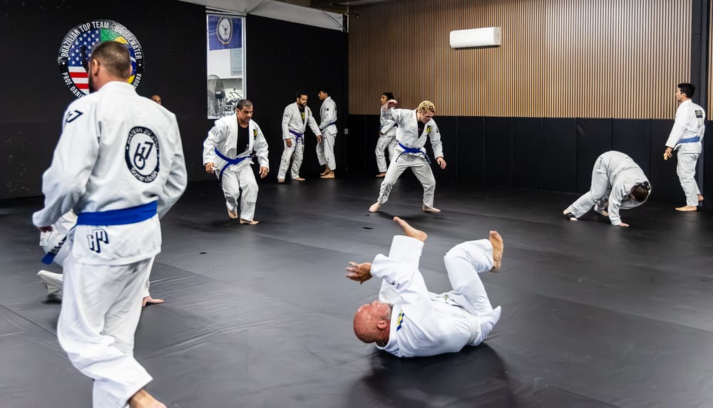 A full adult class training on the mats at BTT Bridgewater